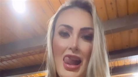 Andressa Urach liberando o cuzinho e tomando gozada na buceta